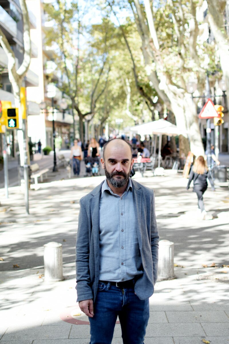 Javier Rodrigo retratado en la Rambla del Poblenou de Barcelona para LEER el 16 de octubre de 2019.