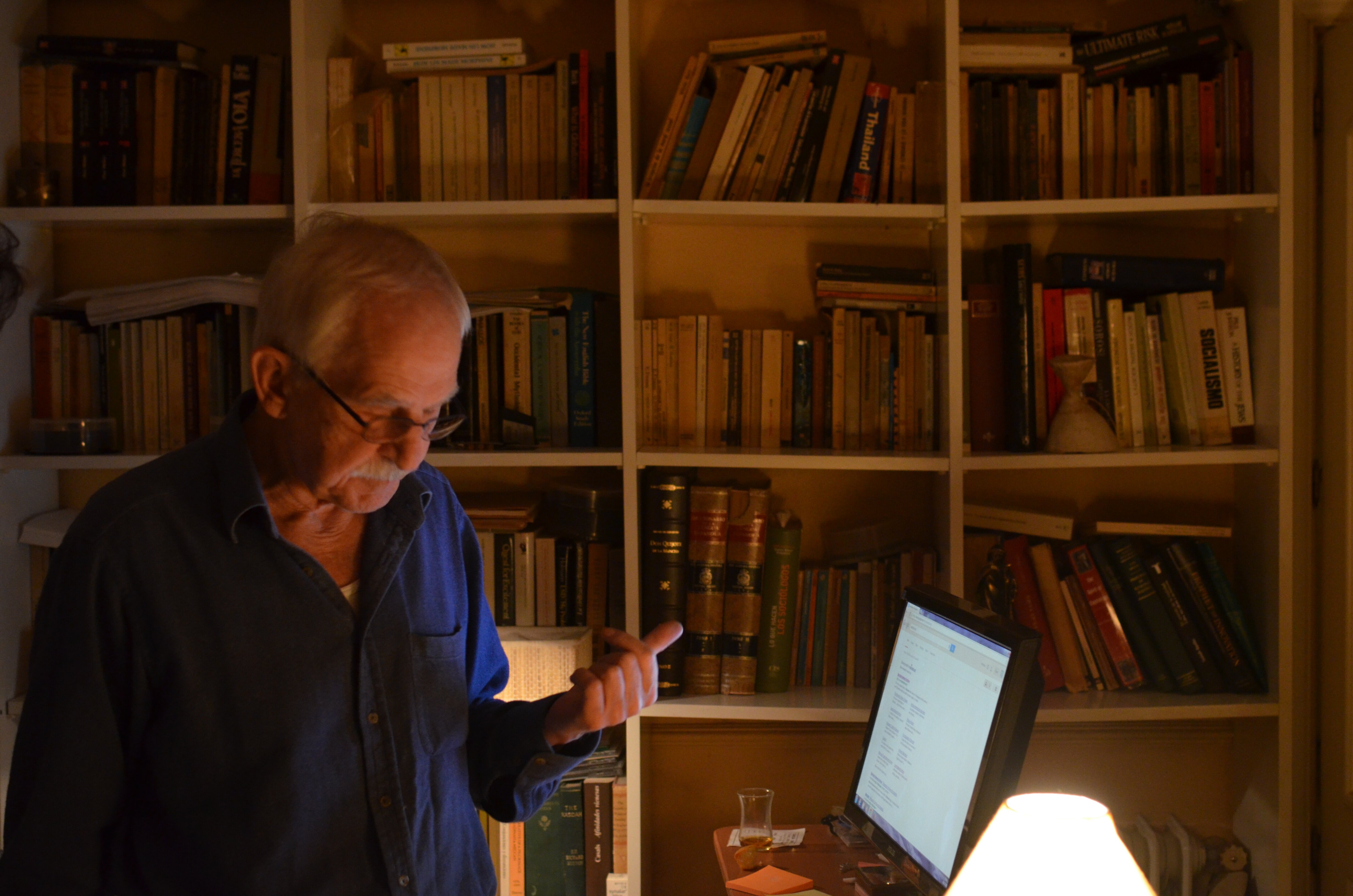 Antonio Escohotado, rodeado de sus libros.