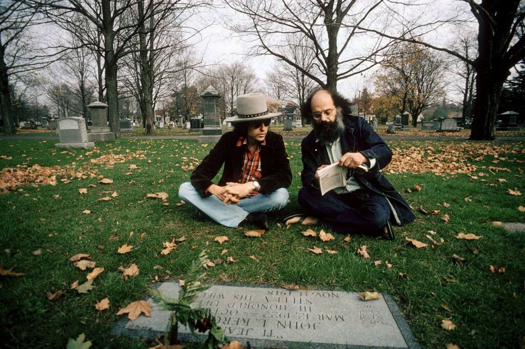 Dylan y Allen Ginsberg ante la tumba de Kerouac en Lowell, Massachusetts, en 1975. / Ken Regan