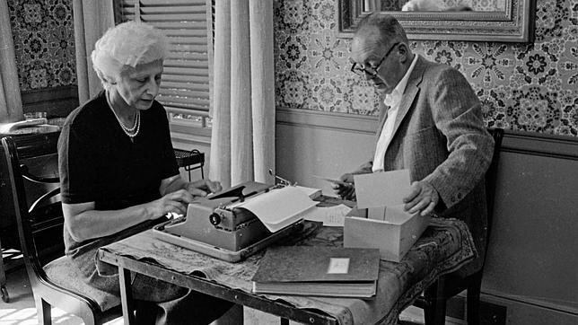 Nueva York, 1958. Nabokov dicta a su inseparable esposa Vera. 