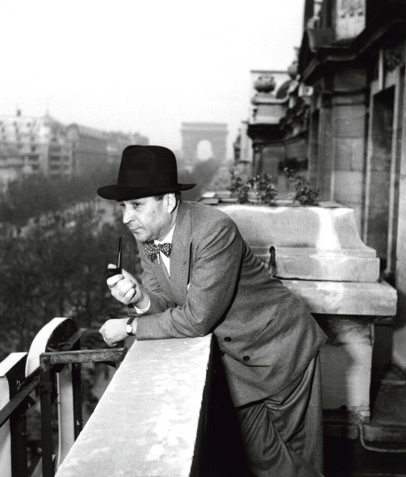 Belga de París, Simenon se asoma a los Campos Elíseos desde un balcón del Hotel Claridge en 1957. De sus 192 novelas, 124 tienen la capital francesa como escenario.