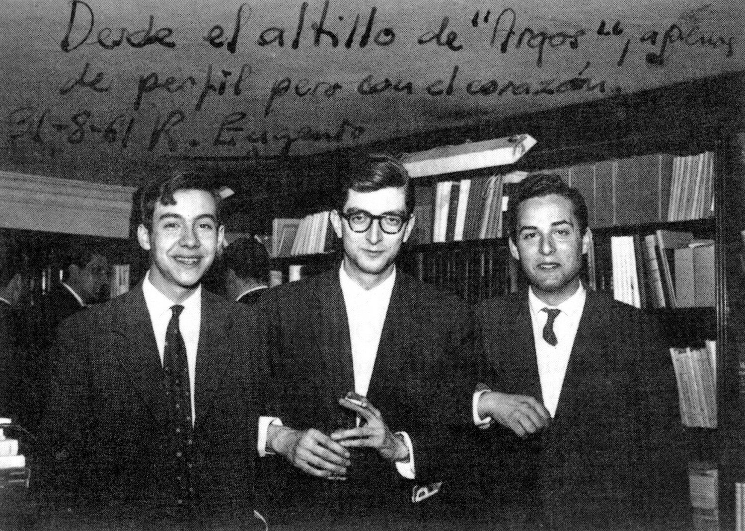 Entre Francisco Rico y Eliseo Bayo en la desaparecida Librería Argos de Barcelona, 1961. / Archivo Rafael Borràs