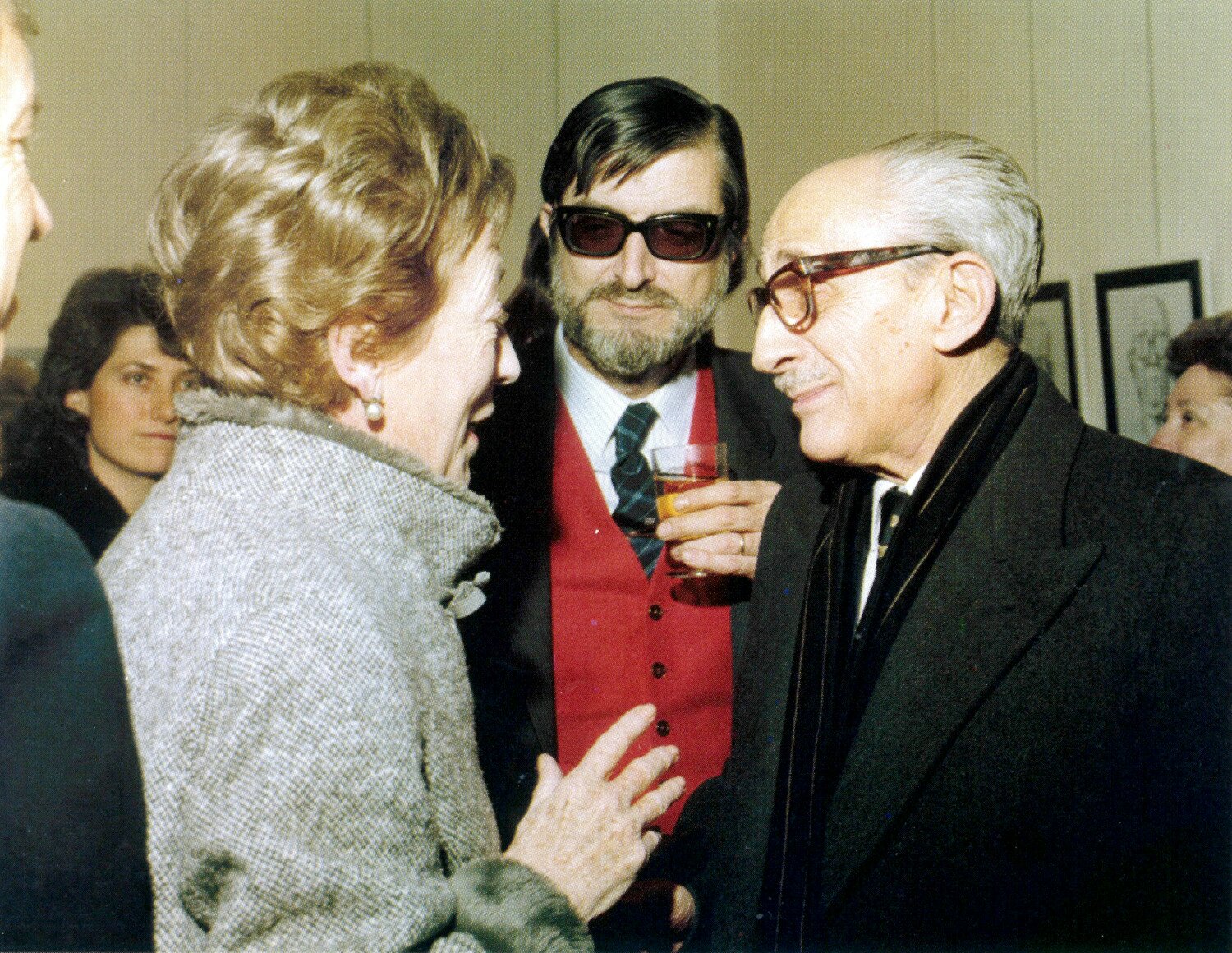 Entre Gloria de Ros, viuda de Dionisio Ridruejo, y el teniente general Gutiérrez Mellado (Madrid, 1984). / Archivo Rafael Borràs