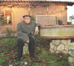 José Jiménez Lozano en su casa de Valladolid el 12 de diciembre de 2002, tras el fallo del Premio Cervantes. / Felipe Fernández Frade / El Mundo de Valladolid